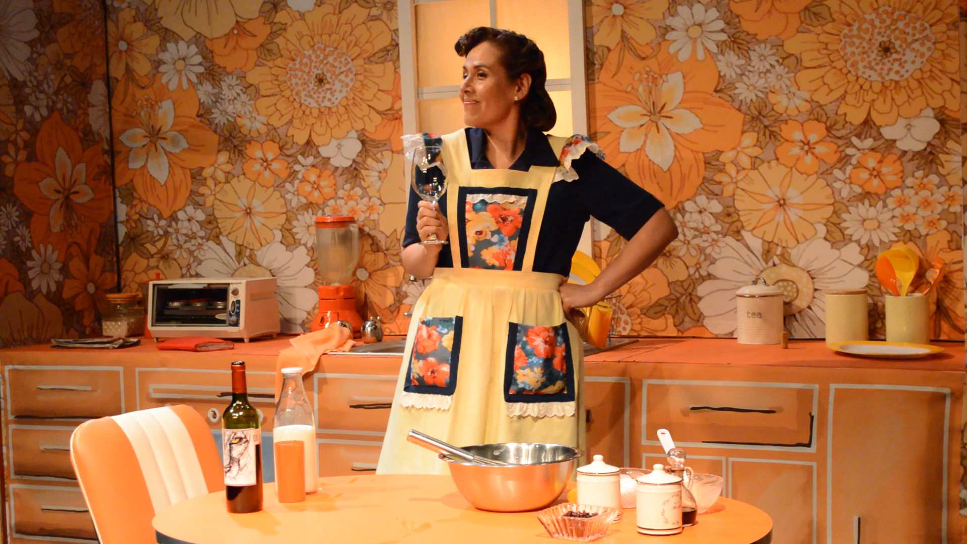 Mariana con copa de vino